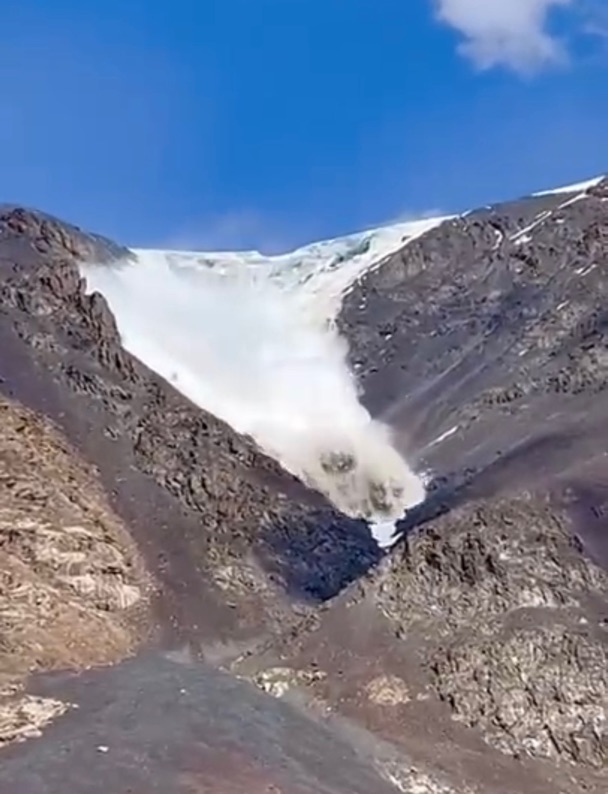 Tian Shan mountains in Kyrgyzstan, a group of tourists captured this avalanche.